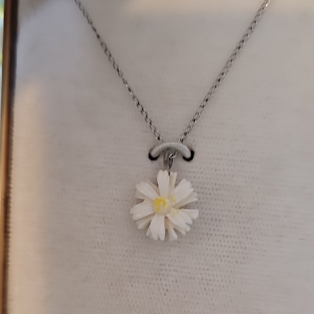 Elegant Silver Daisy Pendant Necklace